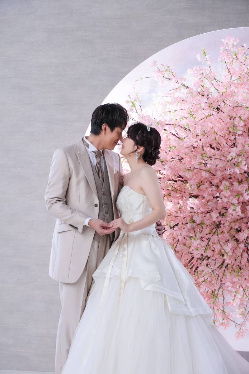 桜の前でそっと近づく