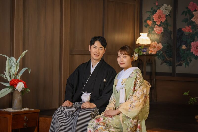 レトロモダンな空間で寄り添う一枚