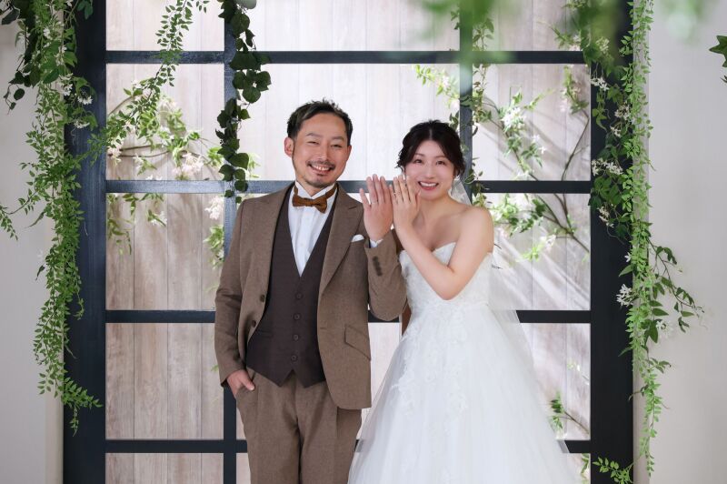 薬指に光る指輪を披露して