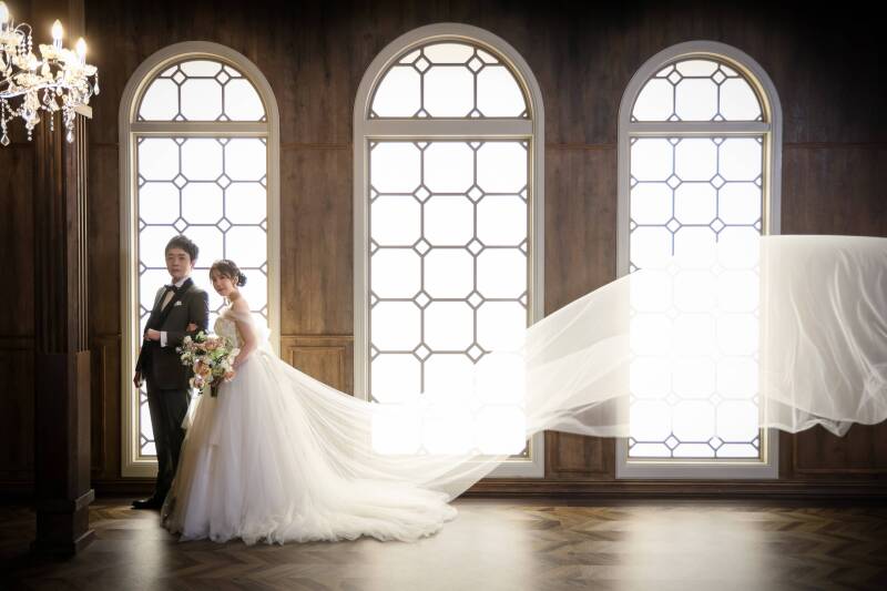 弧の重なりと揺れる布