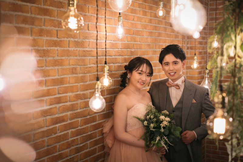 寄り添ってこれからの愛を誓う