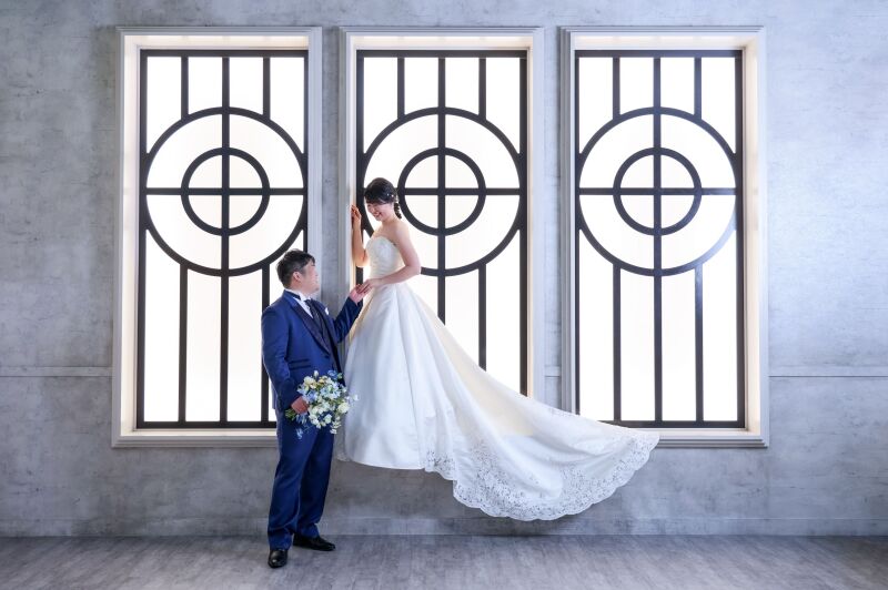 トレーンたなびくドレス姿から和装まで!笑顔溢れるスタジオ撮影