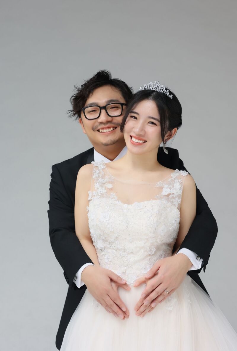 優しく寄り添うおふたりの笑顔