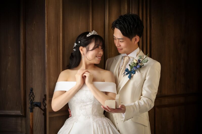 大切なリングボックスを手にした寄り添いショット