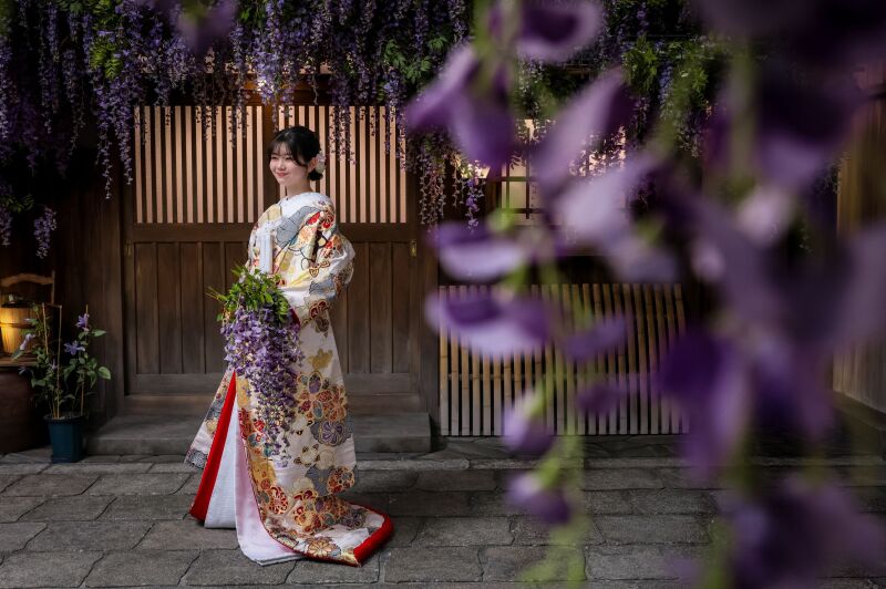 藤ブーケを手にした和装スタイリング