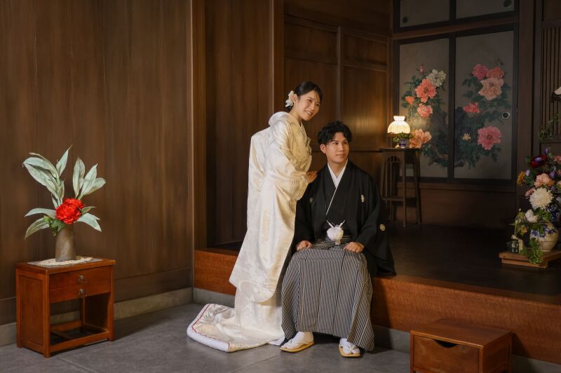 新郎様に寄り添う新婦様の心温まる1コマ