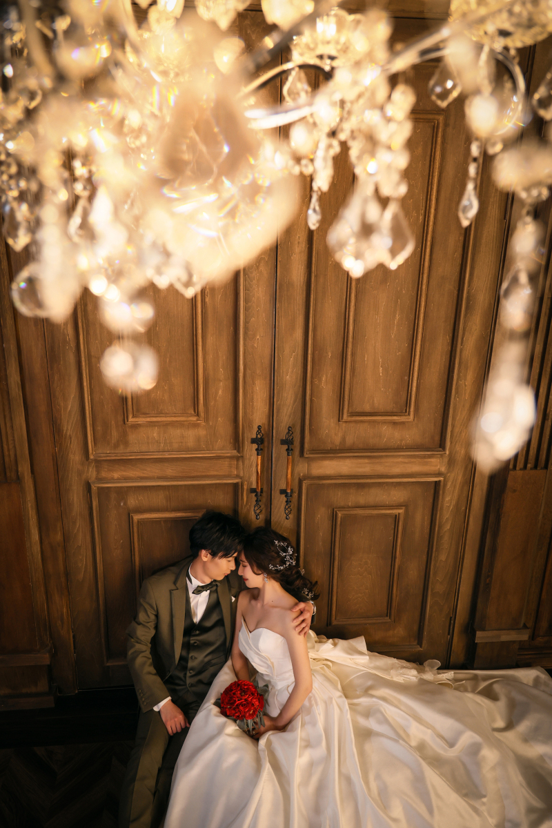 大扉の前で愛を誓いあう