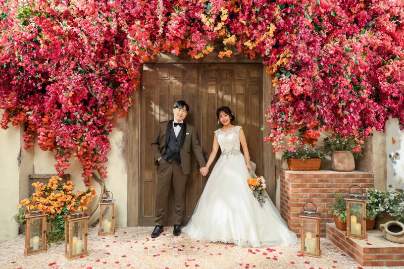 花の下、まっすぐに視線をそろえて