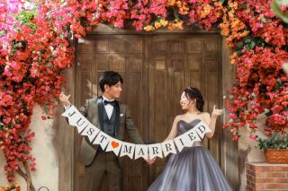 鮮やかなブーゲンビリアと温かな光に包まれて。お二人らしいカラードレス撮影