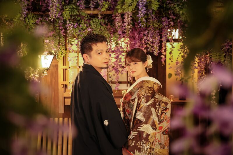 藤の花に囲まれた華やかな振り向きショット