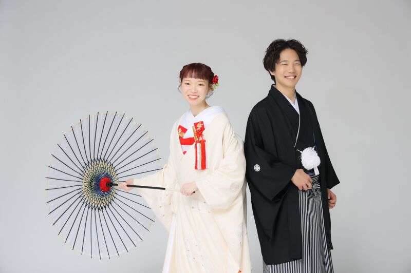 和傘を添えて、背中合わせで弾ける爽やかな笑顔