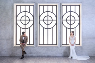 窓や扉、花々に囲まれた多彩なシーンで二人の姿が調和している