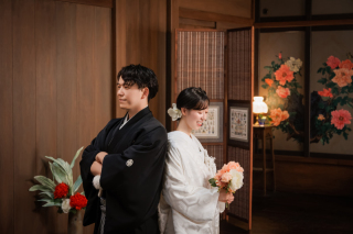 静かに重なる輪郭と気配