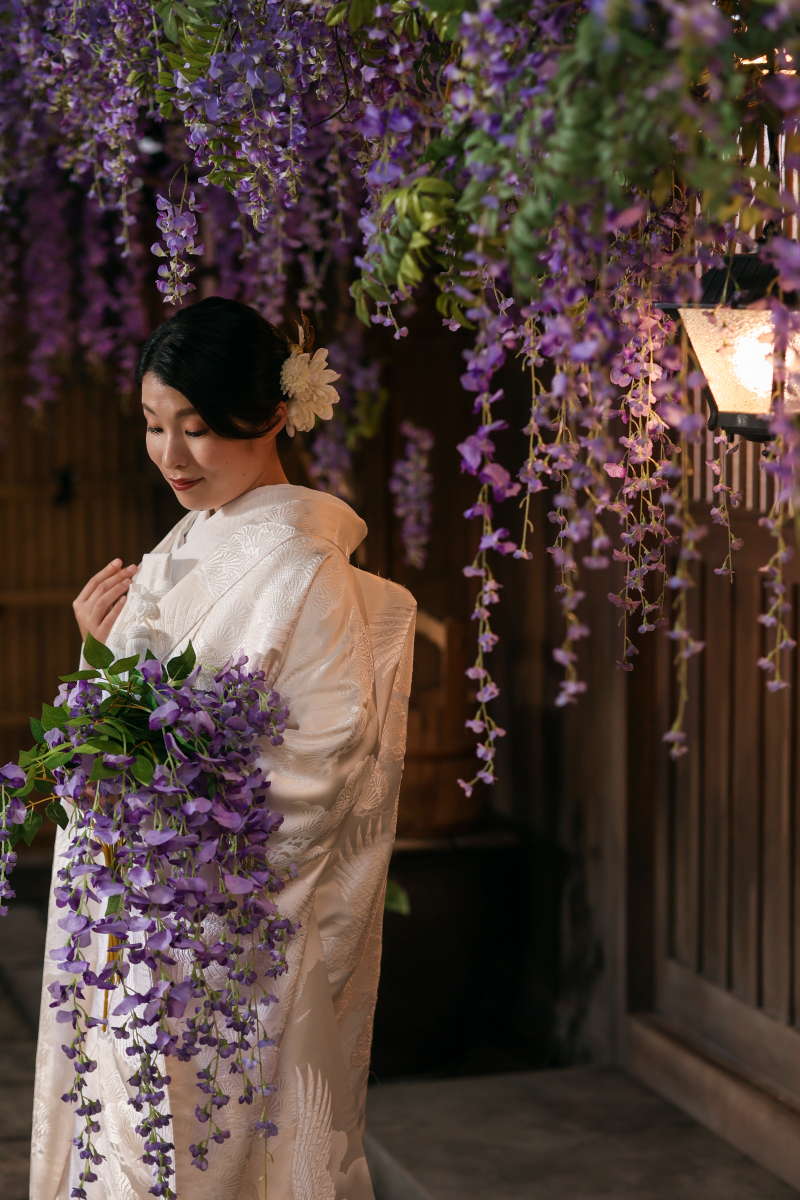 しだれ藤に染まる、花嫁の静寂
