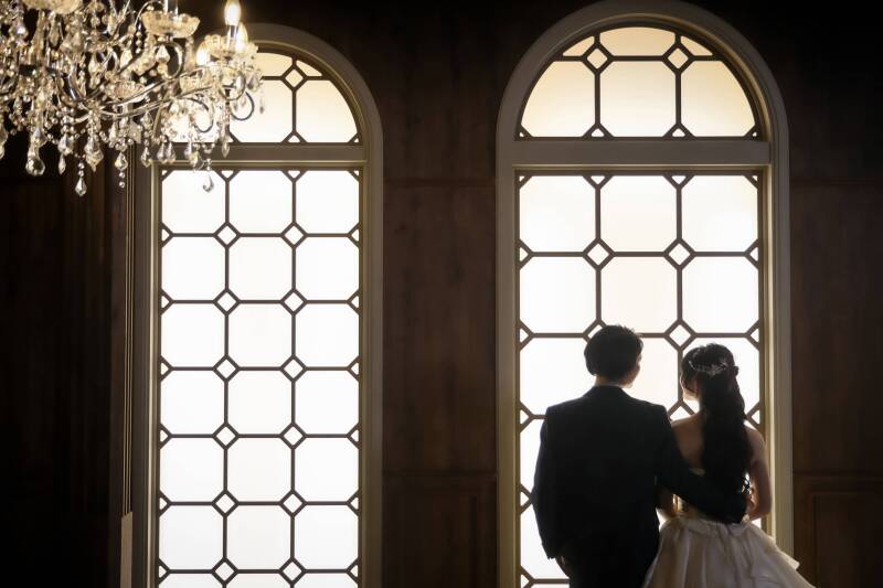 並んで立つだけで