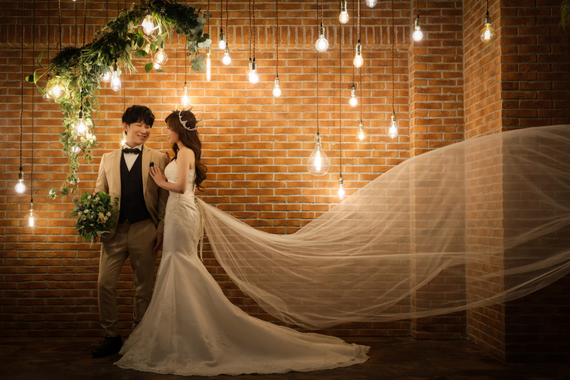 光になびくベール