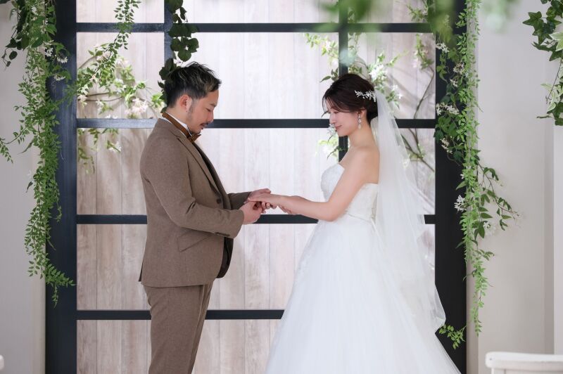 神聖な雰囲気漂う指輪の交換シーン