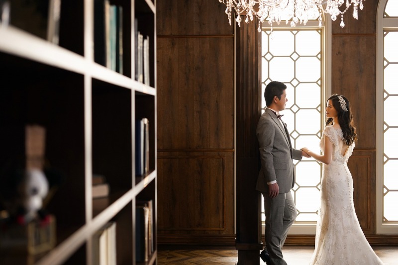 手を取り合って