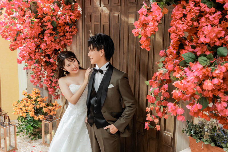 花の下で交わる振り返り