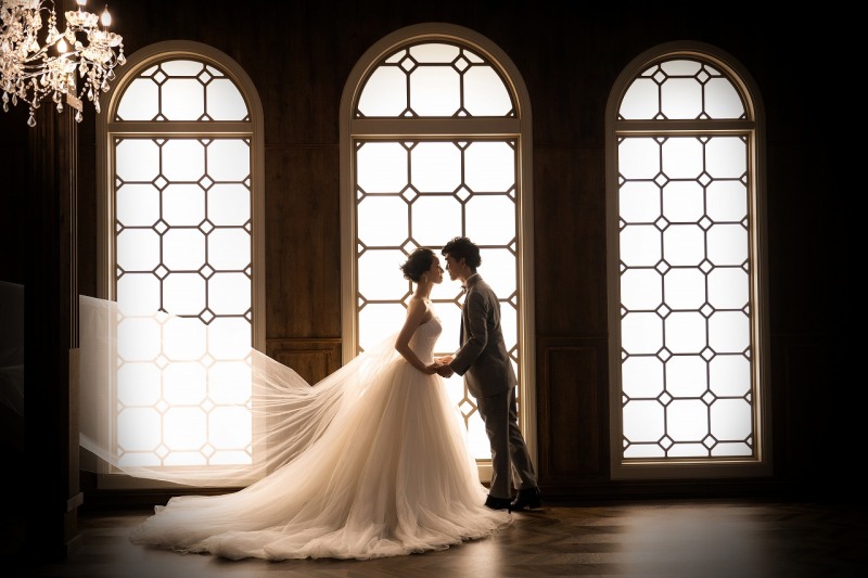 光射す窓に靡くベール