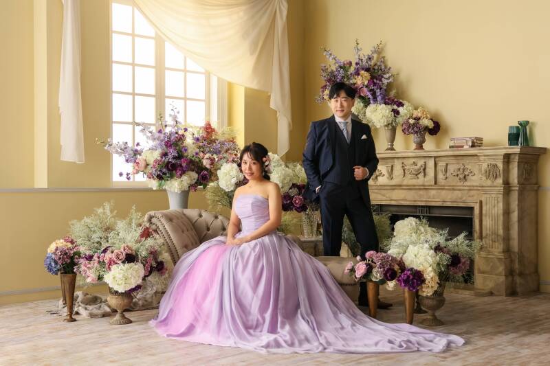 花と黄色に囲まれた配置