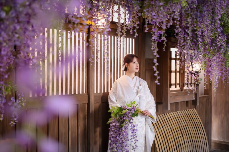 紫の藤に包まれたご新婦様の可憐なソロカット