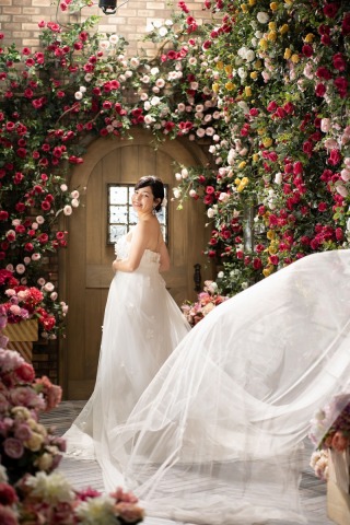 花々に囲まれて