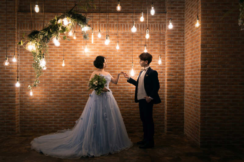 手を取り合って