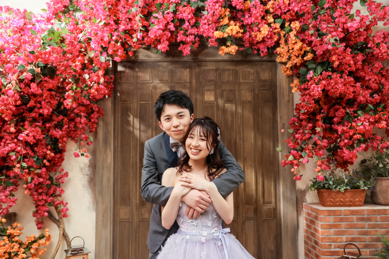 ブーゲンビリアの下でそっと寄り添う