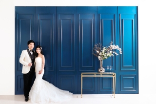 ロイヤルブルーに浮かぶ二人の姿