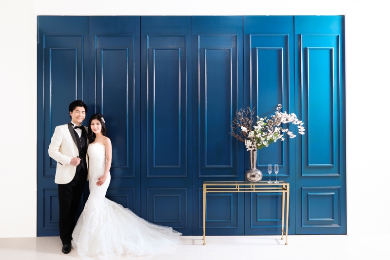 ロイヤルブルーに浮かぶ二人の姿