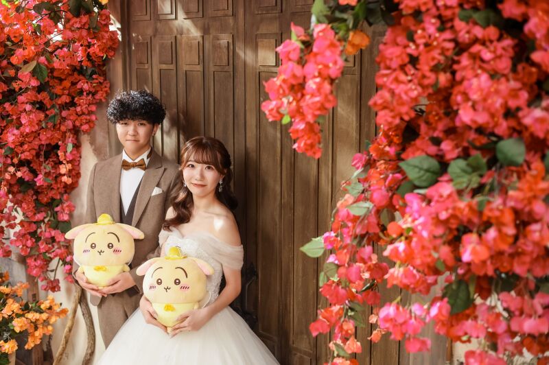 思い出のぬいぐるみと一緒に撮影する微笑ましい写真