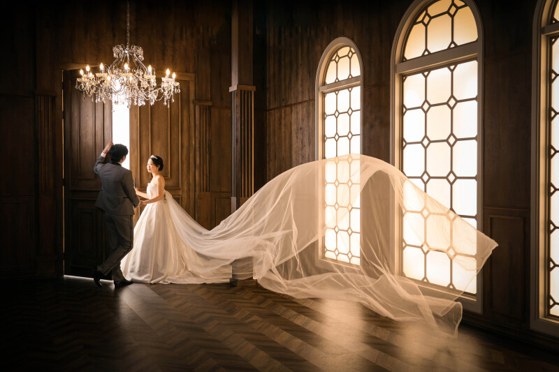 光のなか、ゆるやかに揺れる布