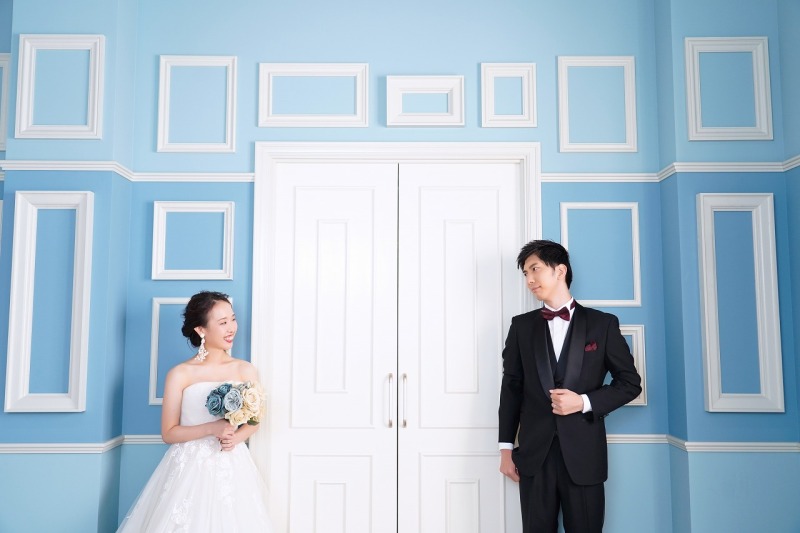 扉をはさんで見つめ合い♡