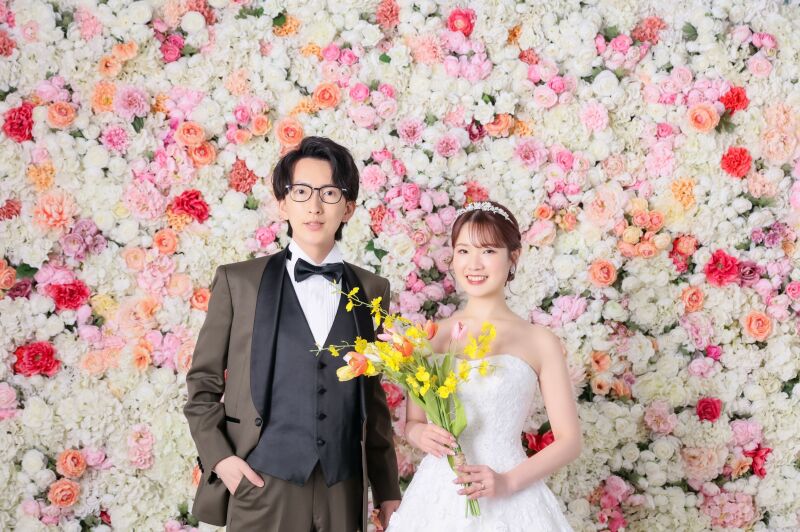 一面のお花に囲まれた華やかなウェディングスタイル