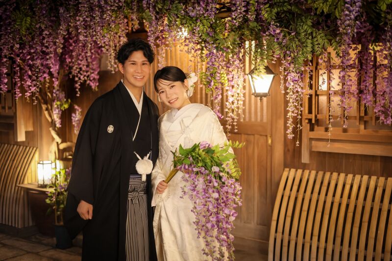 藤の花束を手にした晴れやかな和装姿