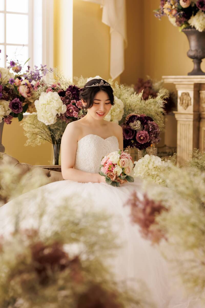 視線の余白と花の揺らぎ