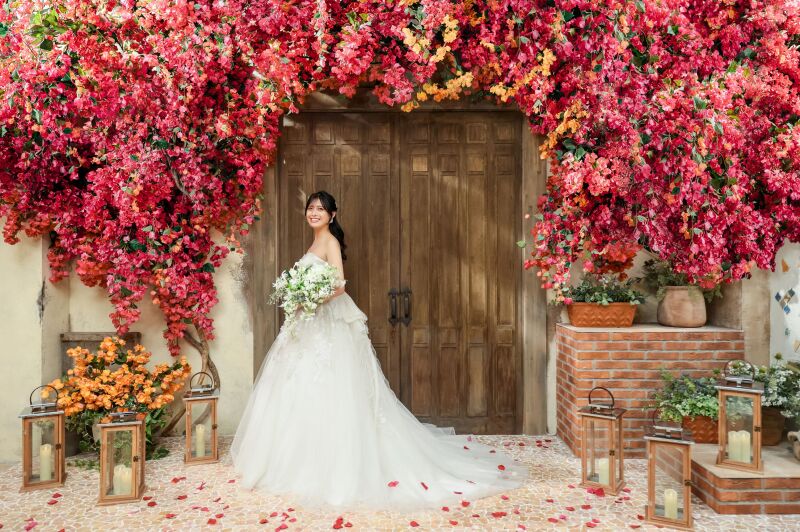 華やかなフラワーアーチと新婦様のソロショット