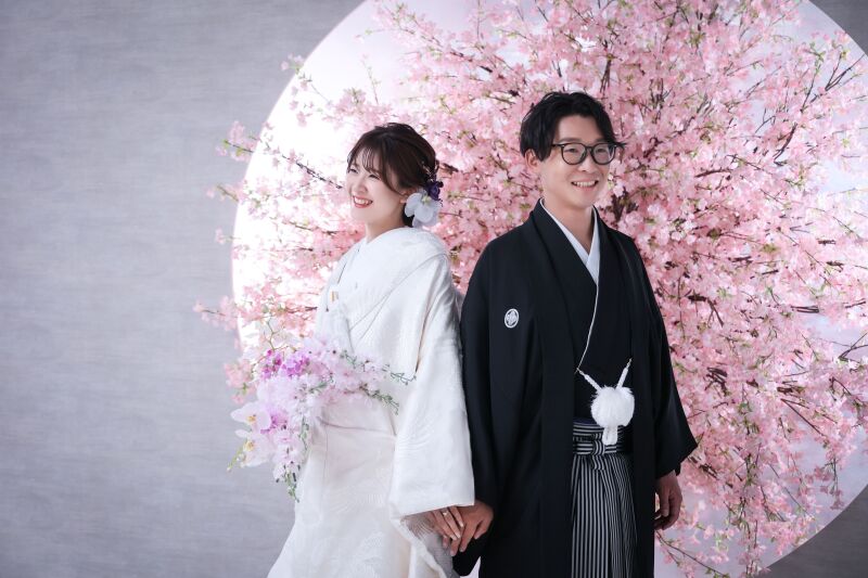 さりげない手繋ぎショットは可愛らしい雰囲気に