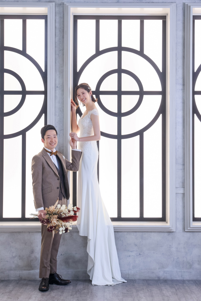 扉に差し出す手