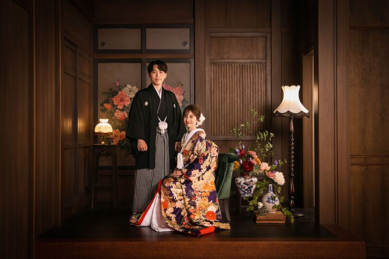 格式ある屋敷の1室で、重厚感ある王道ショット