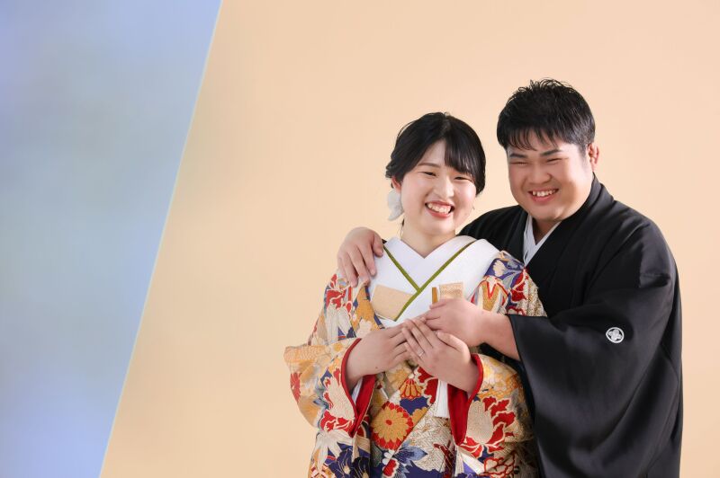 後ろからそっと抱きしめる笑顔のショット