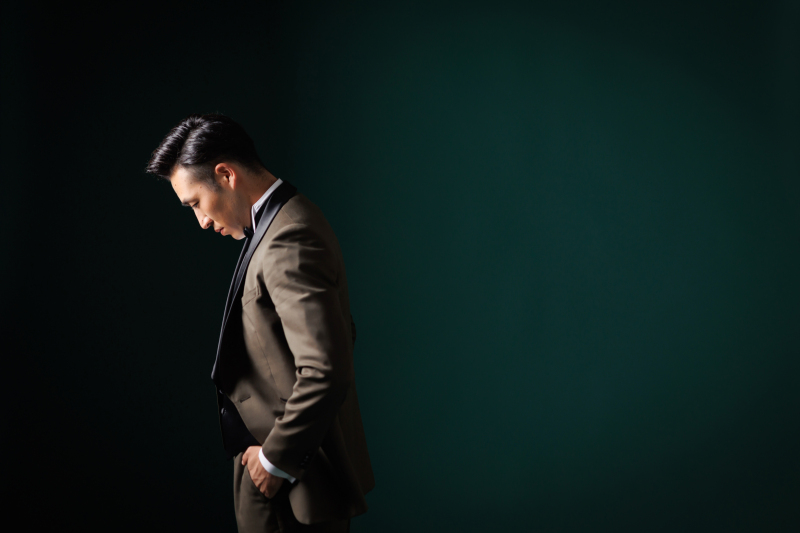 俯きながら語るもの