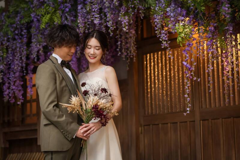 花にさわるように