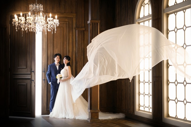 大きくはためいた純白のドレス