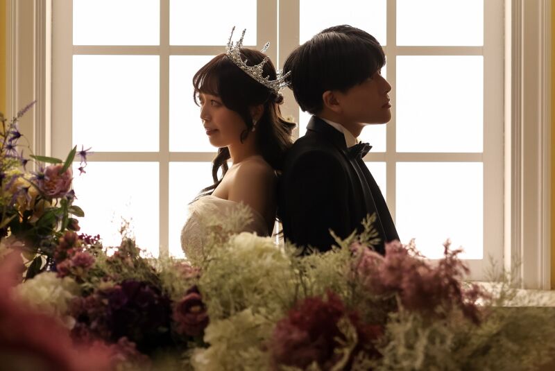 窓際で美しくシンメトリーに佇むシルエット