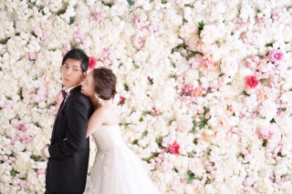 満開のお花の前で