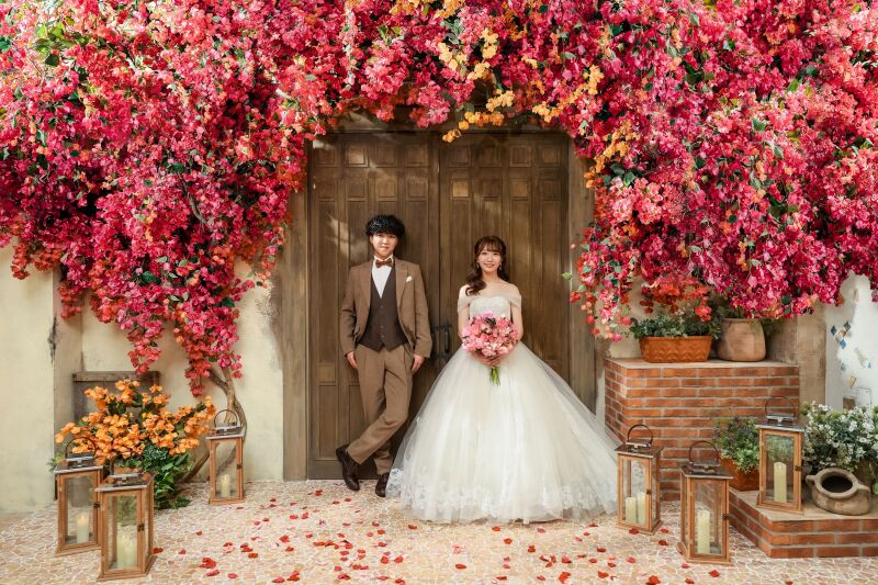 鮮やかな花々に包まれた鮮烈で華やかな全身カット