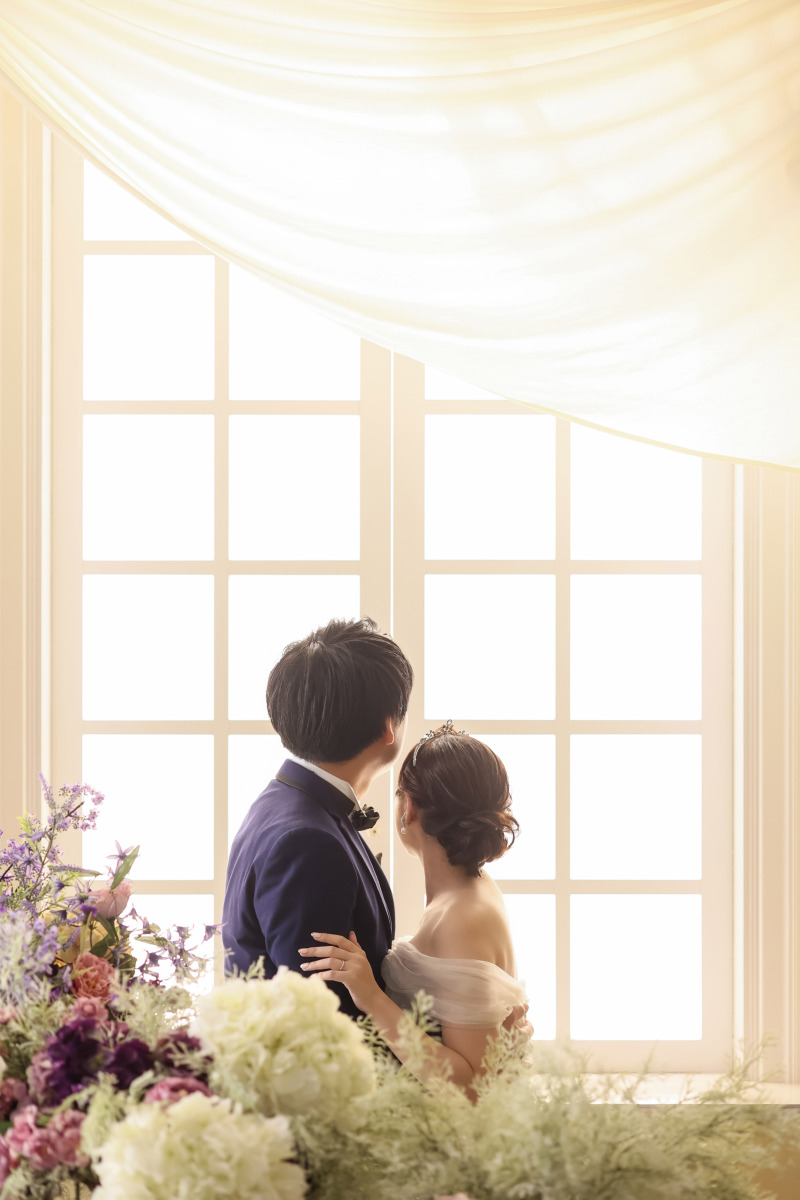 窓辺で寄り添う