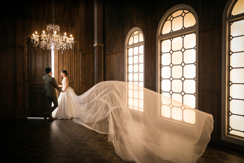 ベールがなびく邸宅で